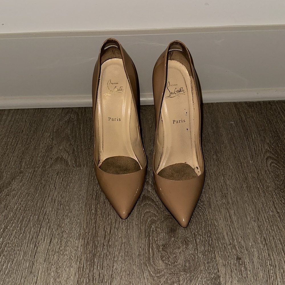 Christian Louboutin Tan Heels with Red Sole - Picture 2 of 7